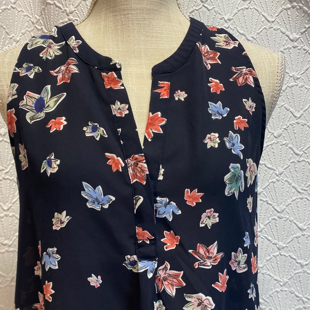 Lila Rose size large Floral Sleeveless Blouse  Navy and Multicolor‎ flowy casual - Picture 5 of 12